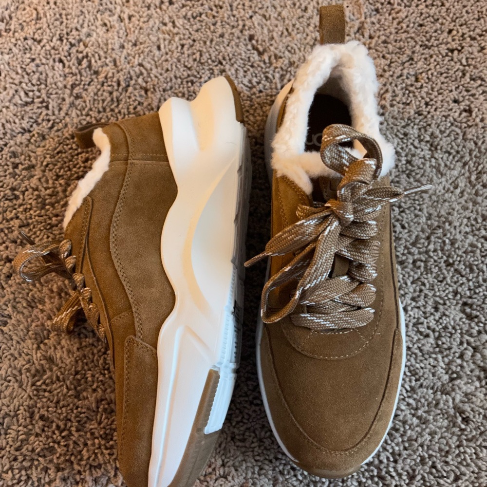Never worn UGG glide heritage chestnut size 9